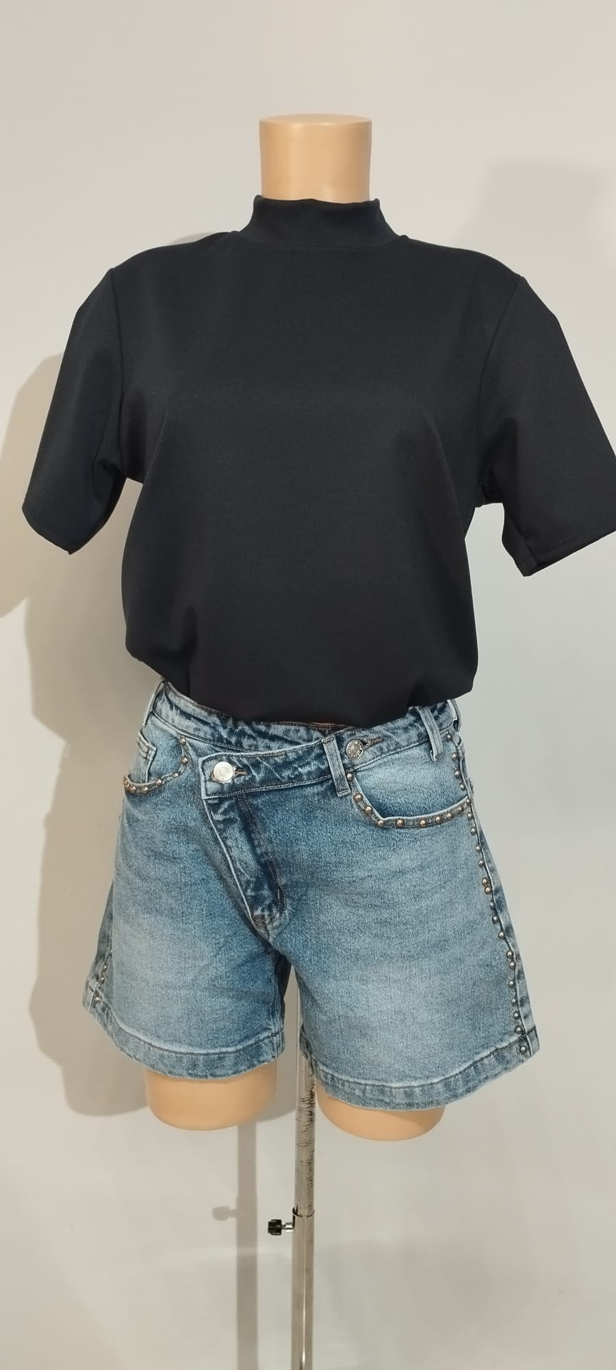 Short Denim Azul Claro Tiro Alto Tachuelas y Cruce
