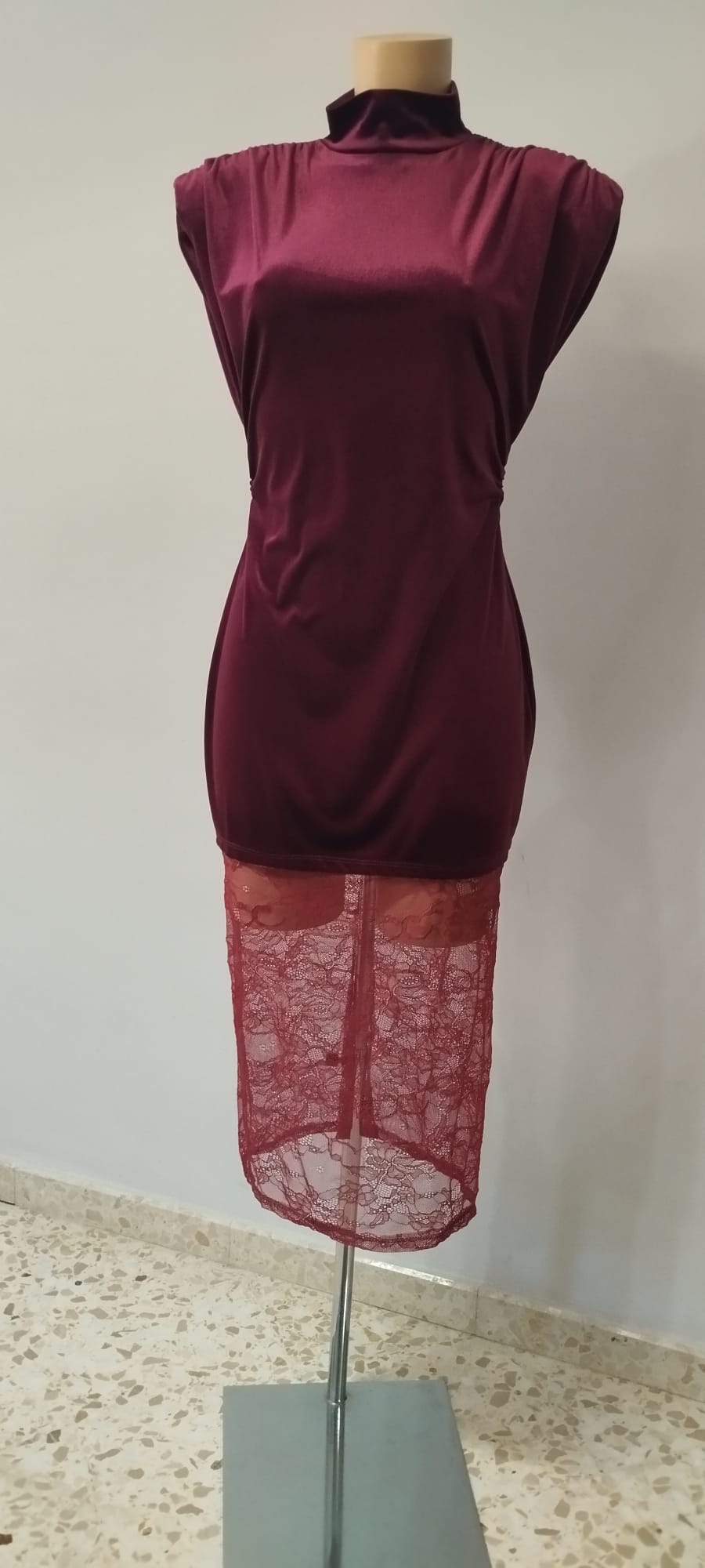 Vestido de Fiesta Burdeos con Encaje y Cuello Alto