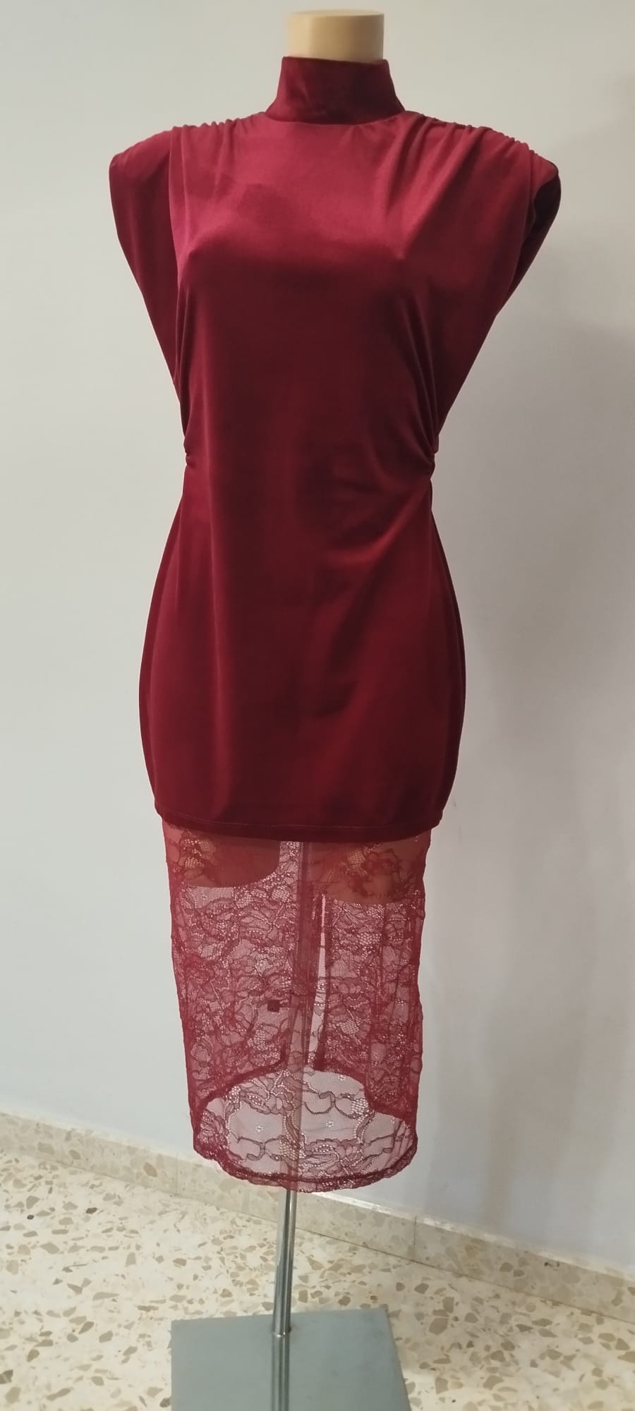 Vestido de Fiesta Burdeos con Encaje y Cuello Alto