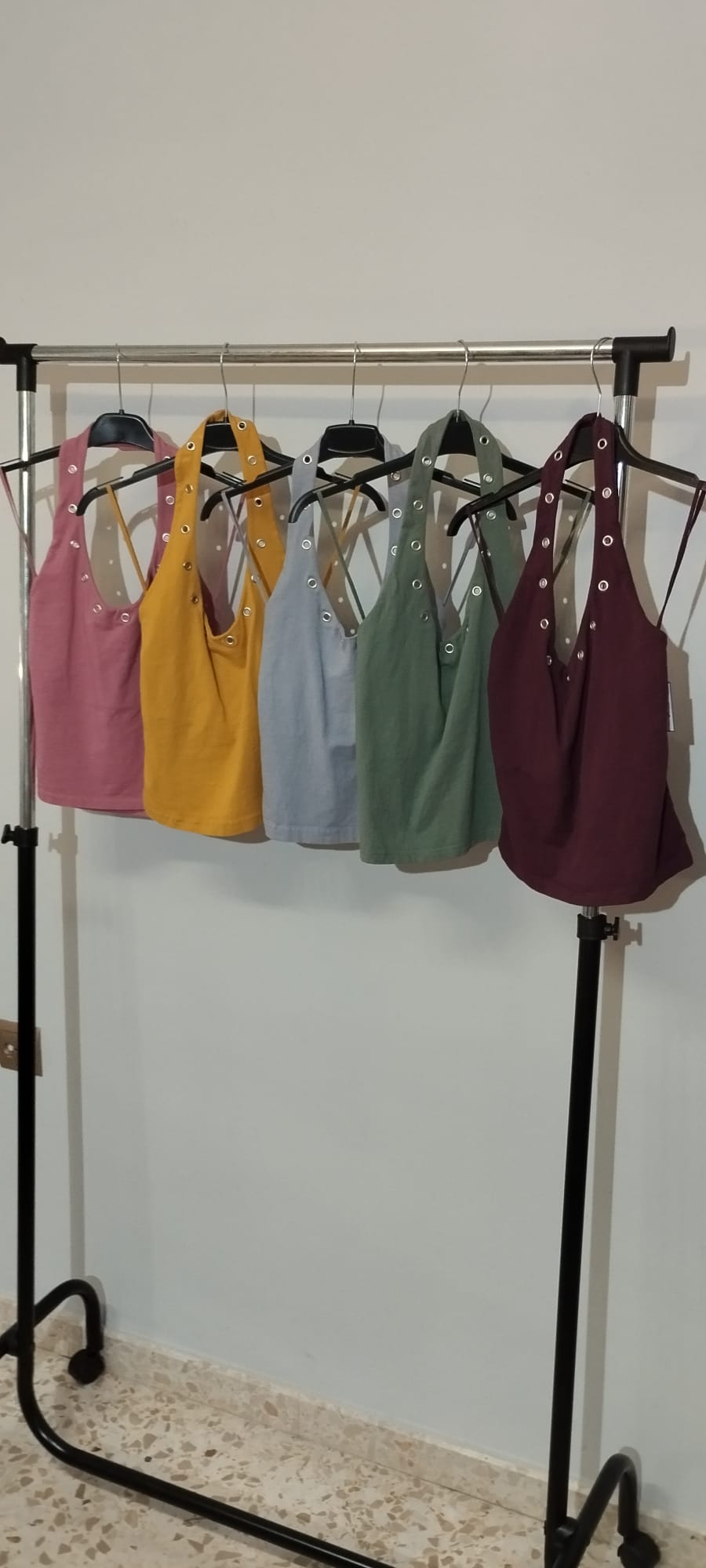Top Halter Básico con Detalle Ojales - 5 Colores