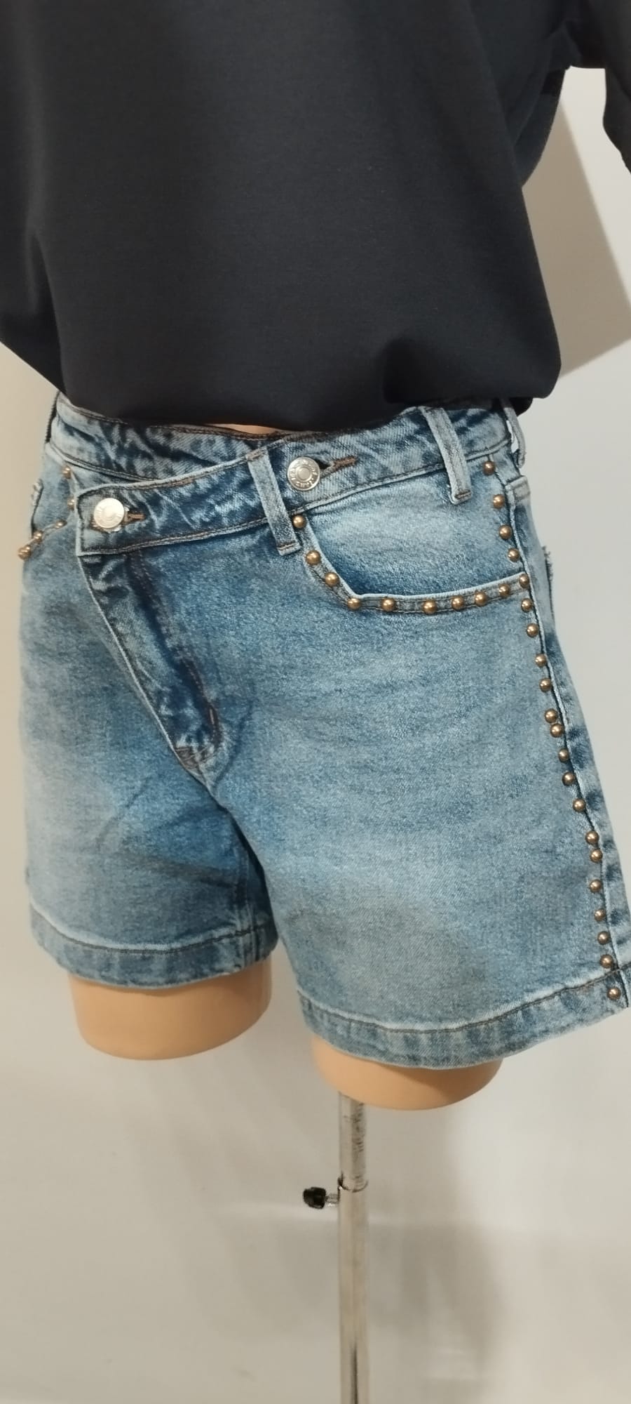 Short Denim Azul Claro Tiro Alto Tachuelas y Cruce