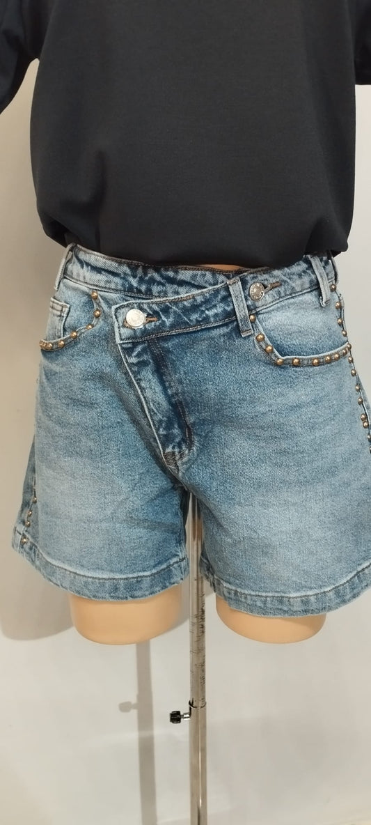Short Denim Azul Claro Tiro Alto Tachuelas y Cruce