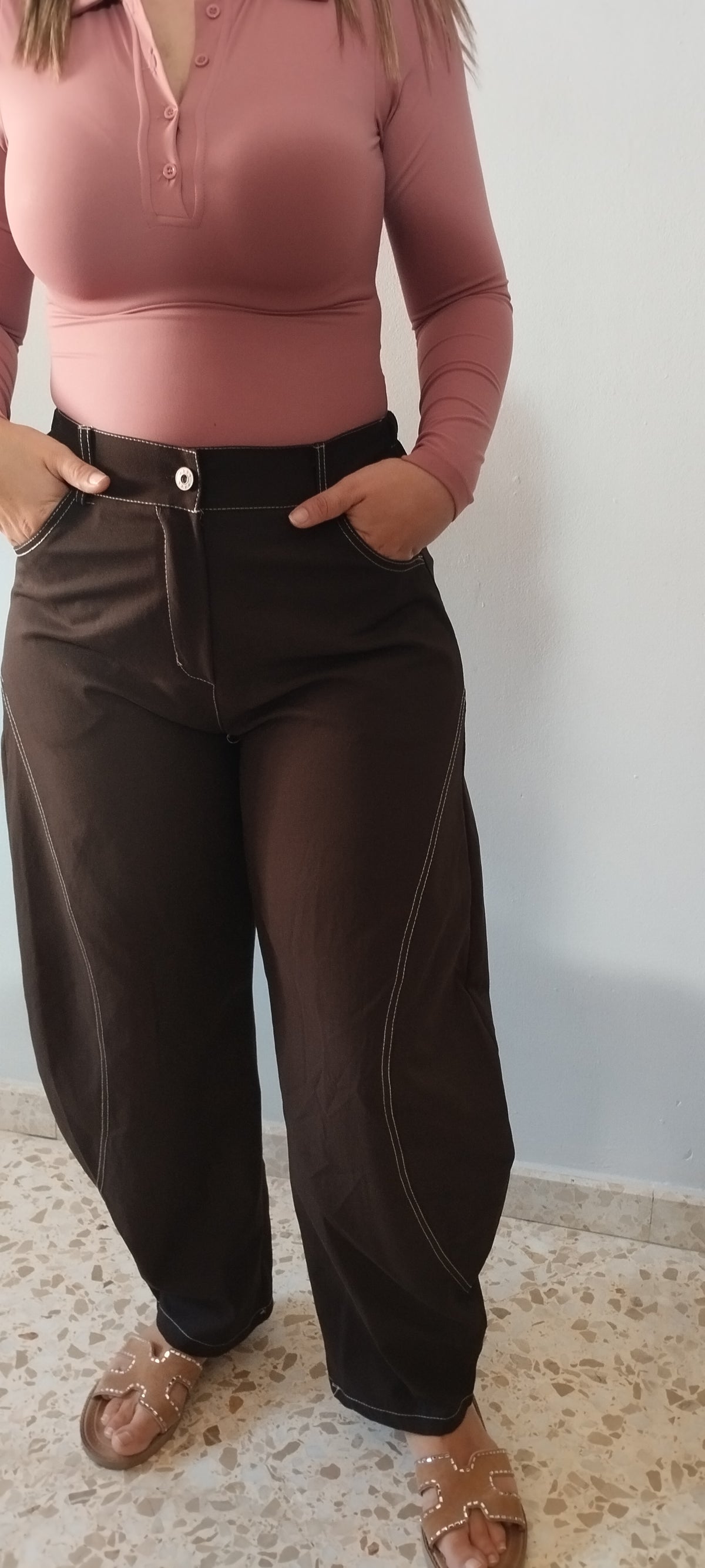 Pantalón Balloon pernera recta con pespunte contraste