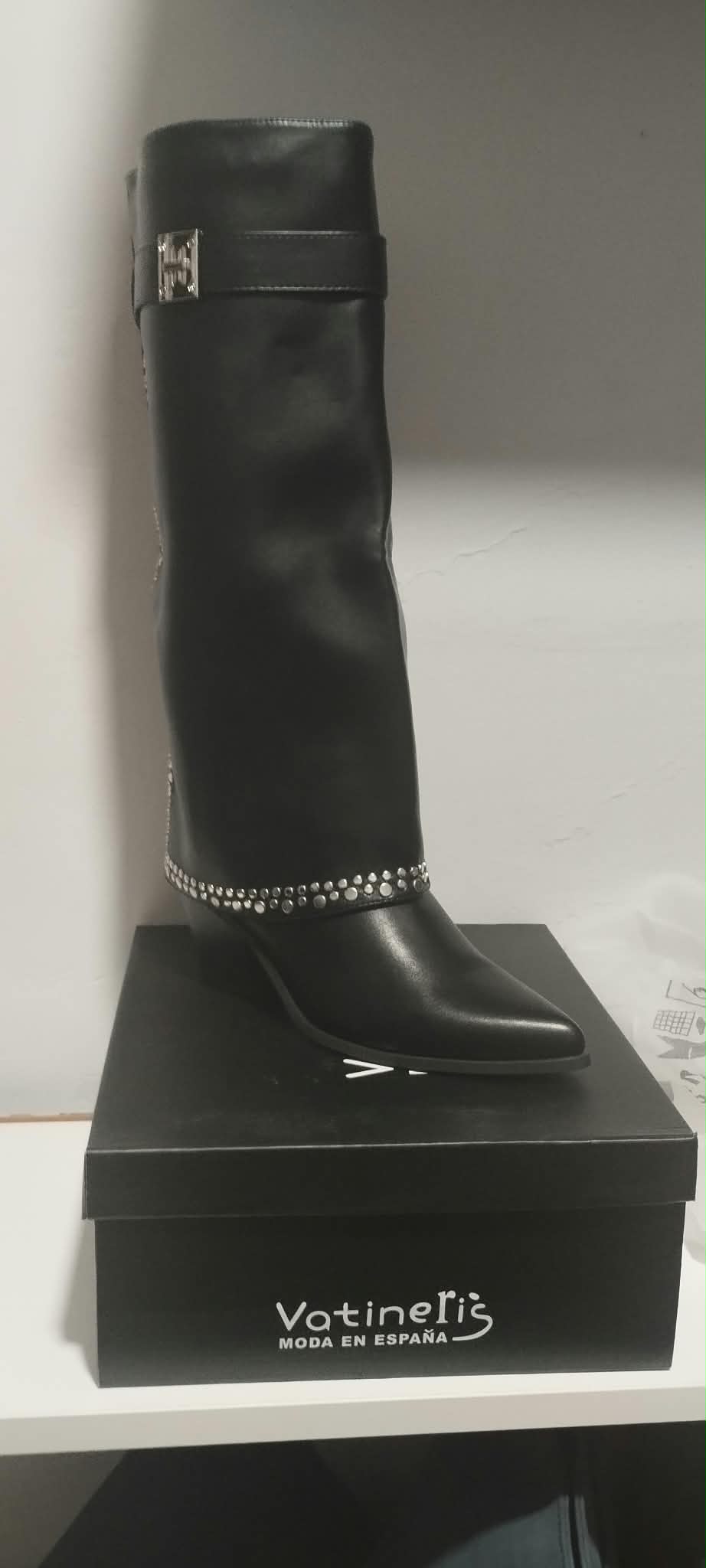 Bota Alta Negra con Tachuelas y Hebilla - Vatinelis