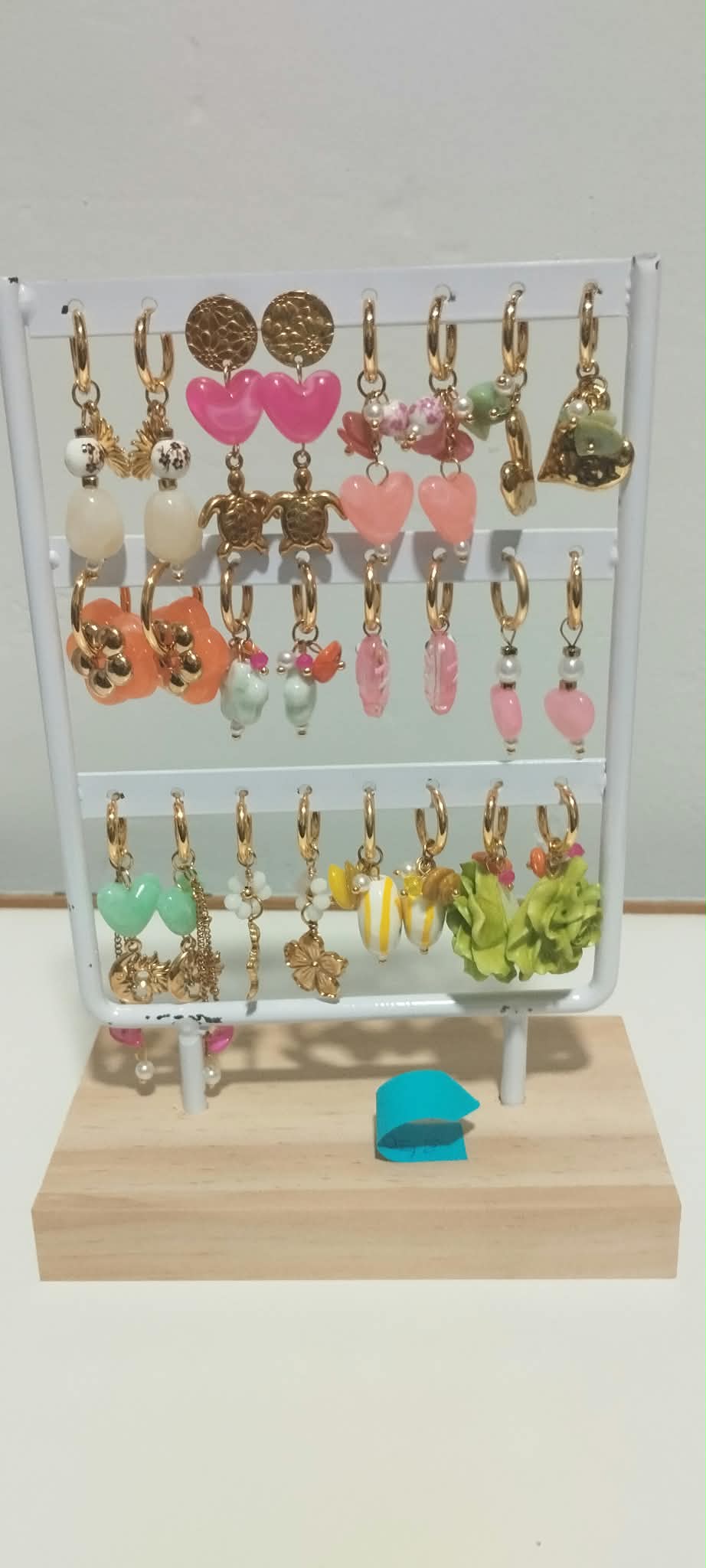 Pendientes Aros Dorados con Charms Coloridos - Bisuteria Artesanal