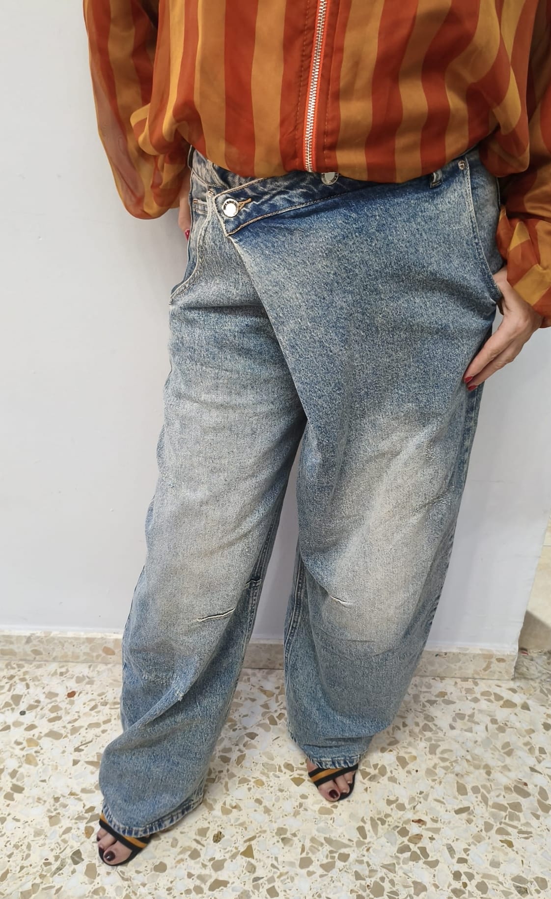 Jeans Wide Leg de Cintura Cruzada Asimétrica – Vaqueros de Pernera Ancha en Azul Claro